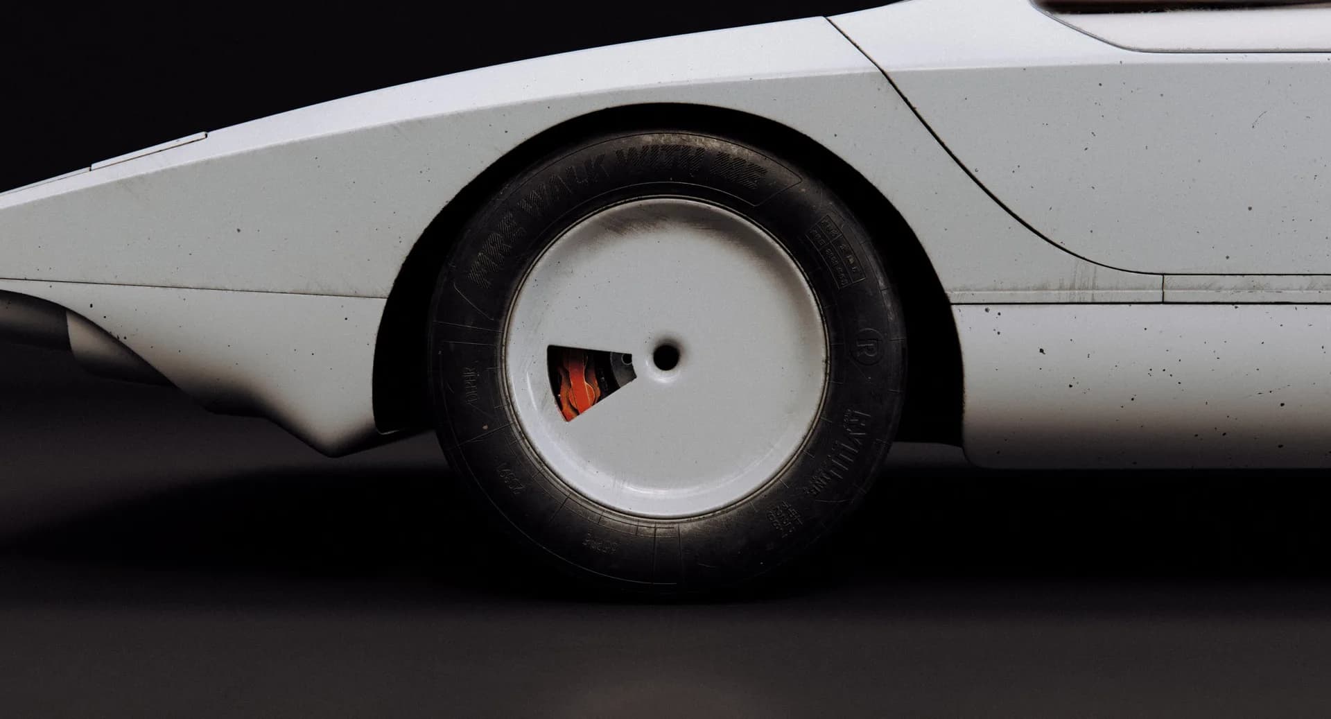 CALIBAN — carabo_car-white_001_studio_tire_DARK