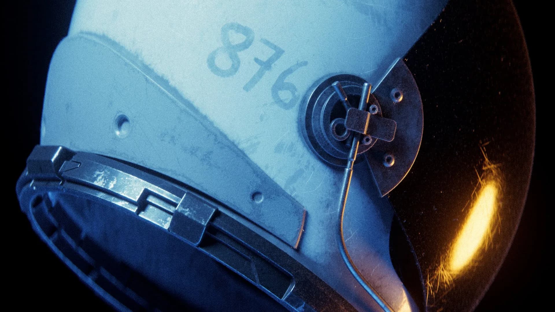 DELPHER 876 — helmet_crop_01